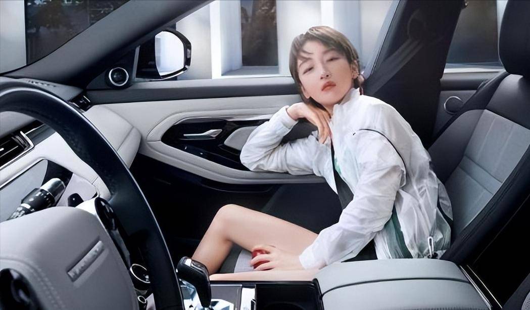 除豪宅外周冬雨的座驾也是豪无人性,谁能想到身材娇小的她却偏爱大块