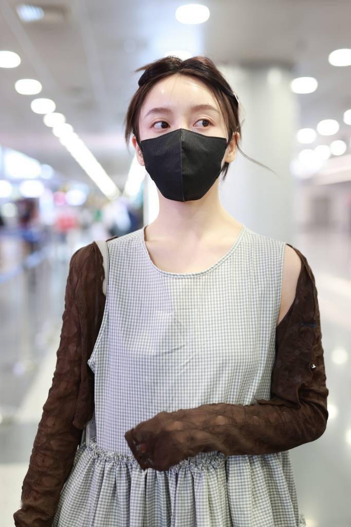 演员姜贞羽现身北京首都机场 格纹蛋糕裙配咖色开衫化身乖巧甜妹_选择