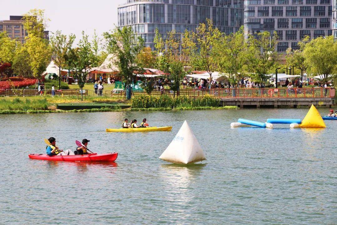 也可以去浦东牡丹园逛逛园林,品尝咖啡,可以在森兰商都和森兰花园城