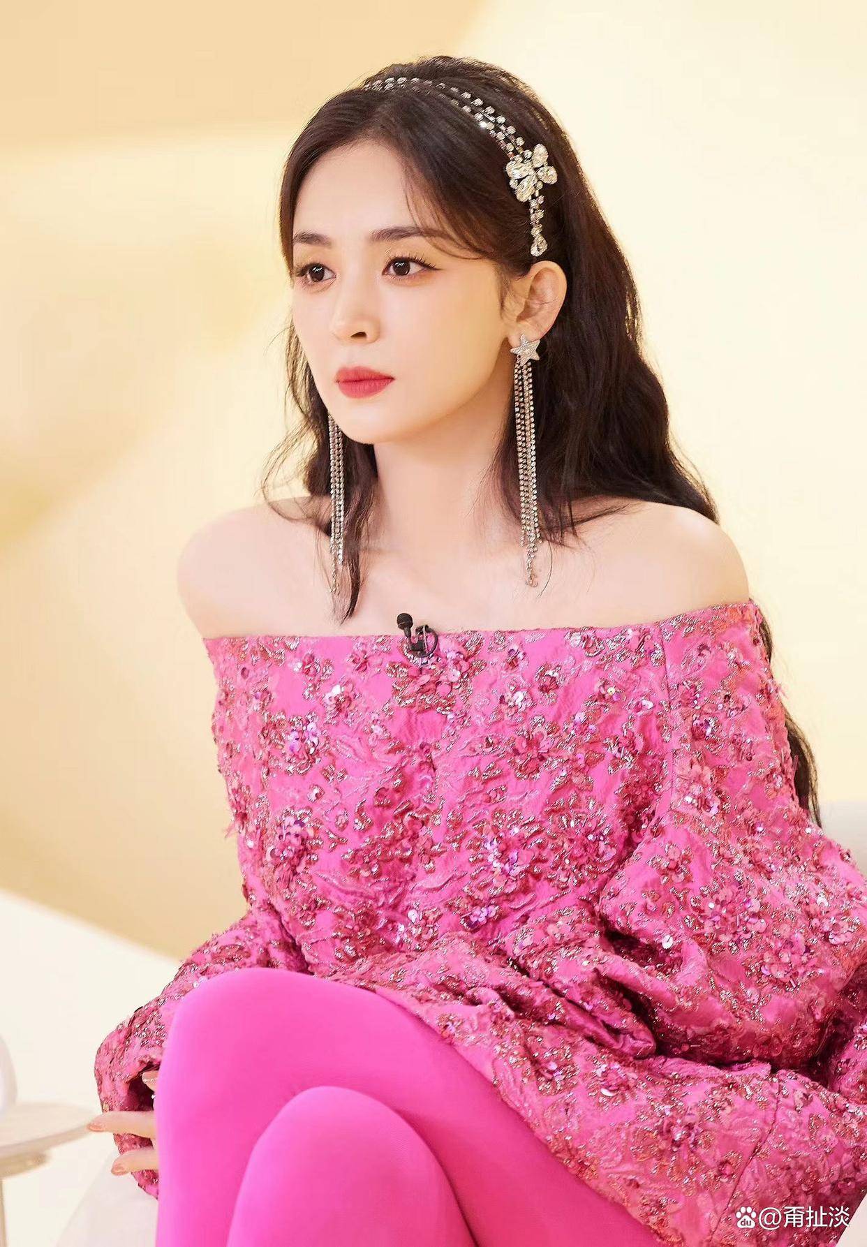 古力娜扎出席活动一袭碎花裙大秀美腿!