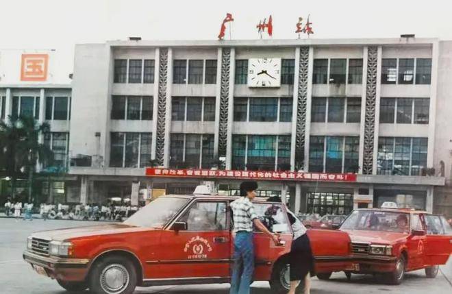 90年代,广州站站前广场等客的出租车,那时都是这种红色三厢夏利