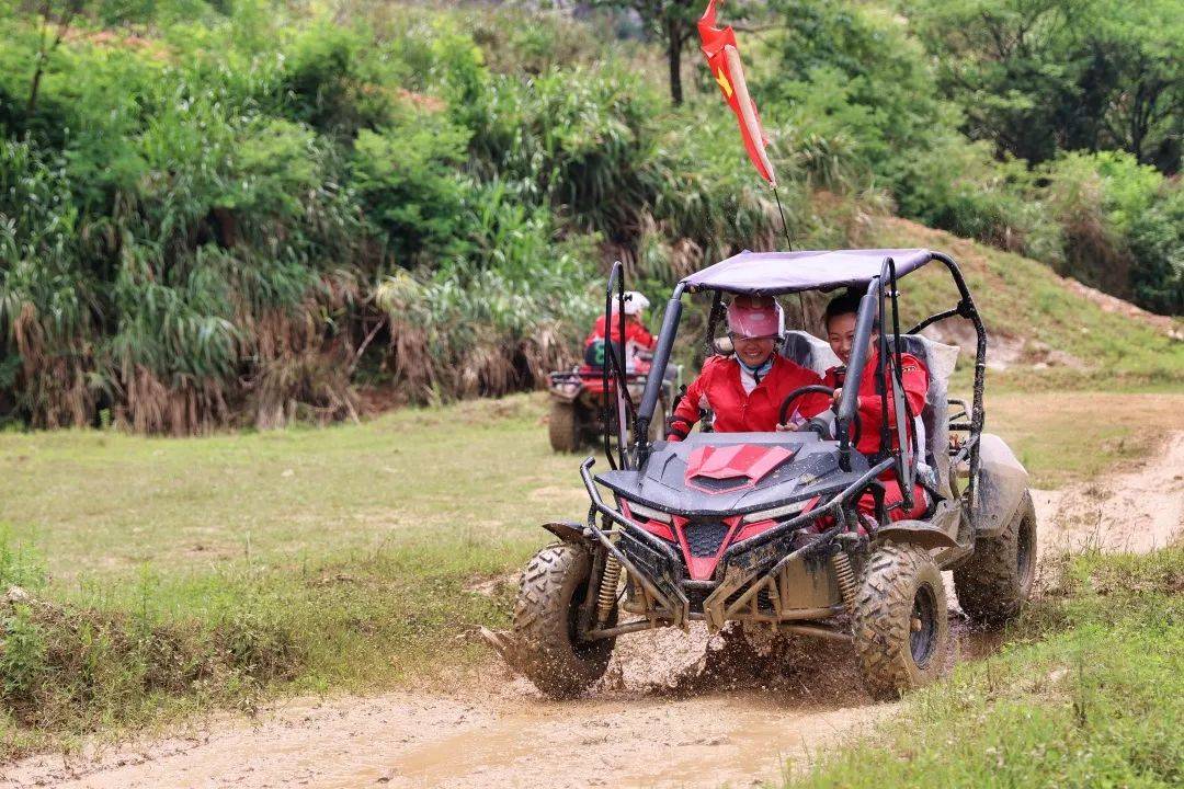 还是想在落日余晖时相拥诉说甜蜜,在黑麋峰滑翔伞基地的每一秒都值得
