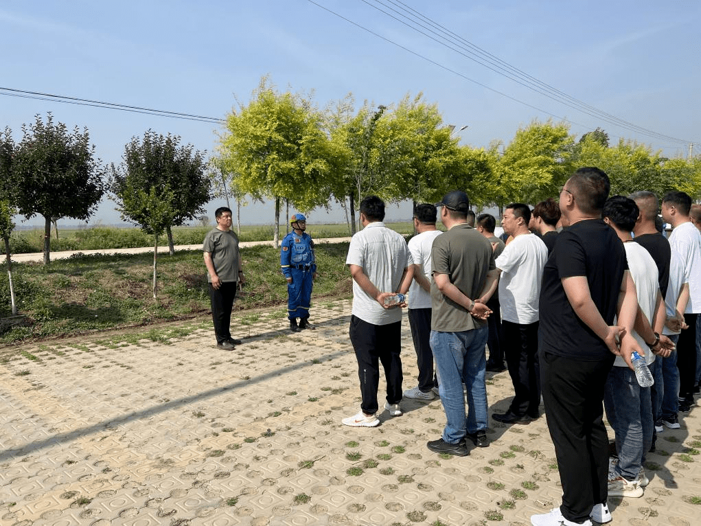 耿庄桥镇配合宁晋县应急管理局开展水上操舟救援实训_进行_冲锋舟