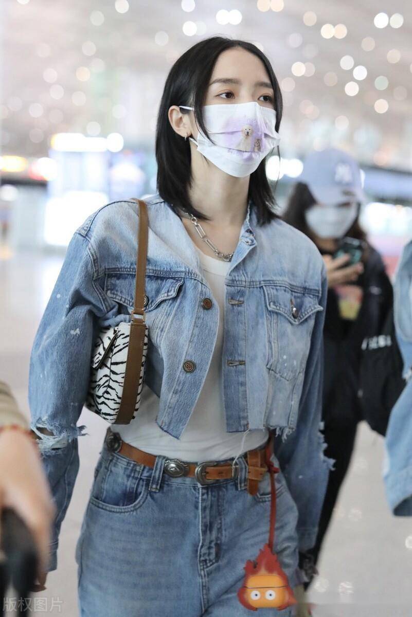 街拍:孟美岐牛仔夹克外套 牛仔裤 腰带帅气十足_北京_机场