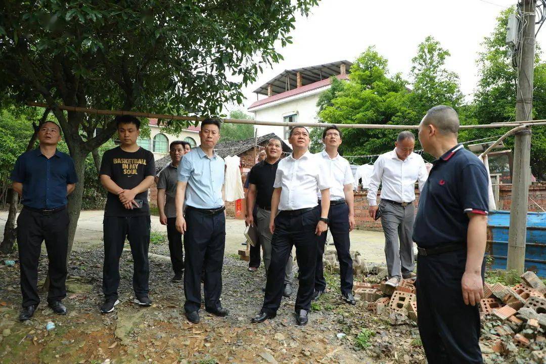 副县长周海雄带领相关部门一行深入白牙市镇林角村,对海竹山公园建设