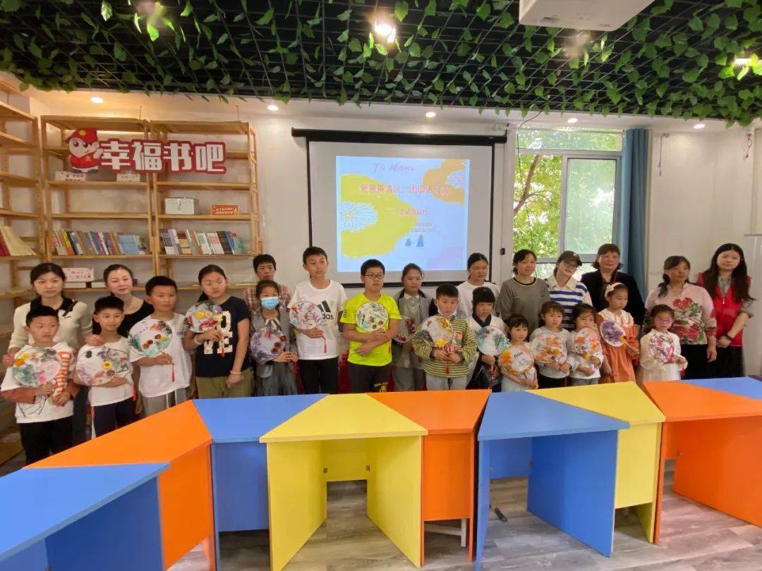 与爱同行左右滑动查看更多></p></a>>>心中有祖国 心中有他人街道聚焦做好儿童