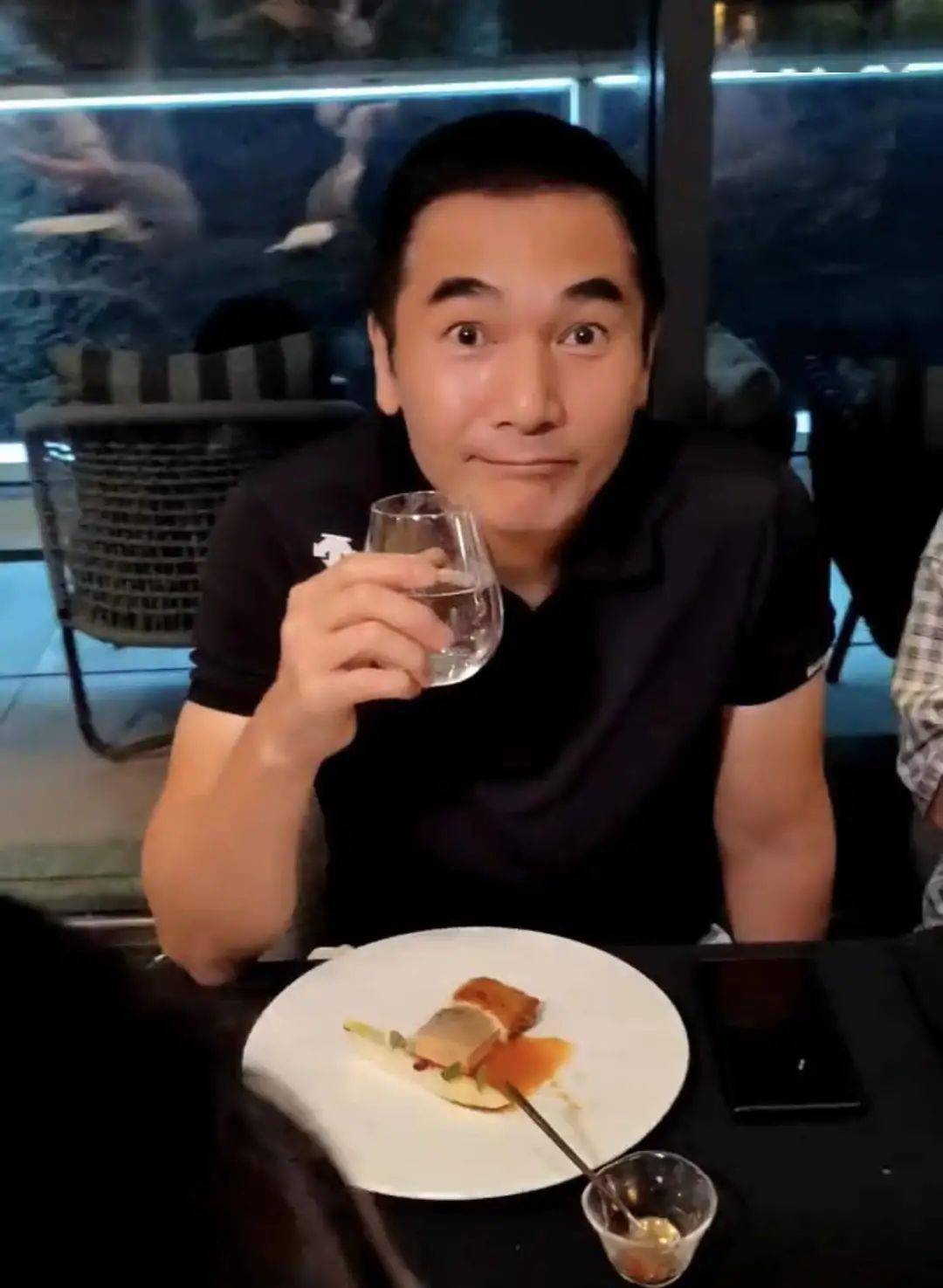 周润发庆祝68岁生日,闻袁咏仪头发还嘟嘴索吻,发嫂皱眉满脸不悦_网友