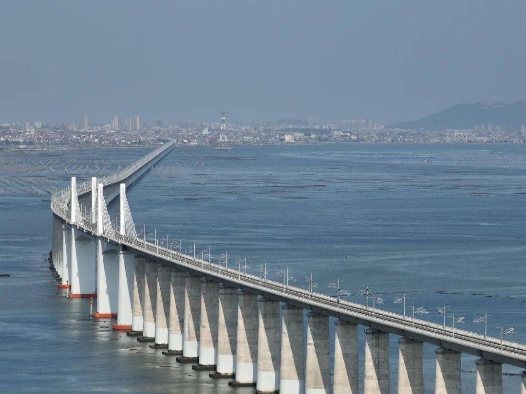 1%,是我国"八纵八横"高速铁路网中东南沿海高铁大通道的重要组成部分.