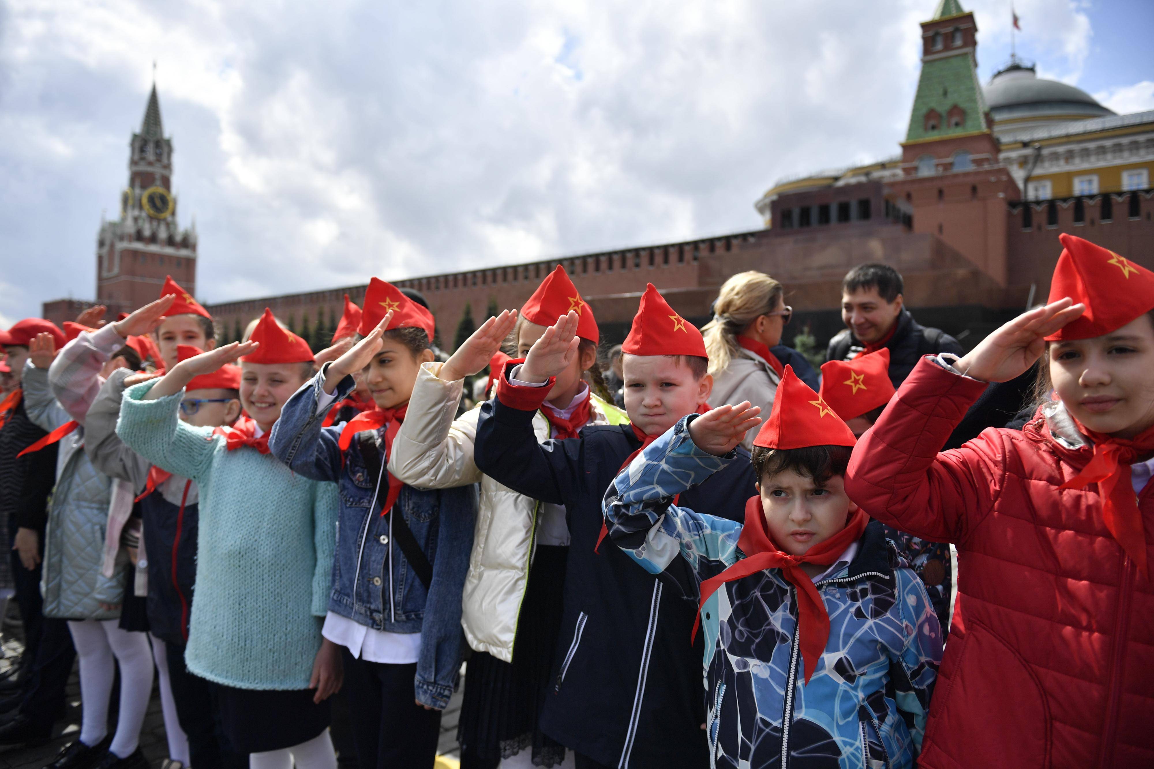 当日,俄罗斯莫斯科举行少先队员入队仪式,纪念少年先锋队成立101周年.