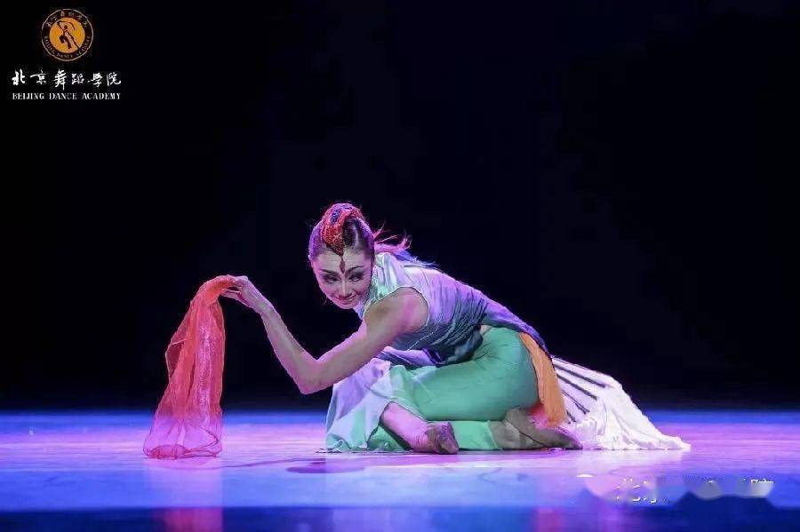 舞蹈《翠狐》编导:田露舞者:郭娇荣获:第七届桃李杯编导二等奖 表演二