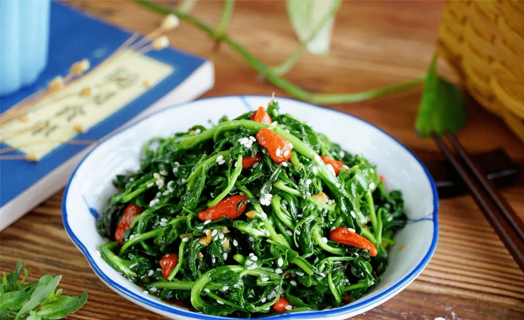 枸杞芽是个宝,随手摘一筐,每周吃几次,有助降压保肝!_清水_食用_枸杞子