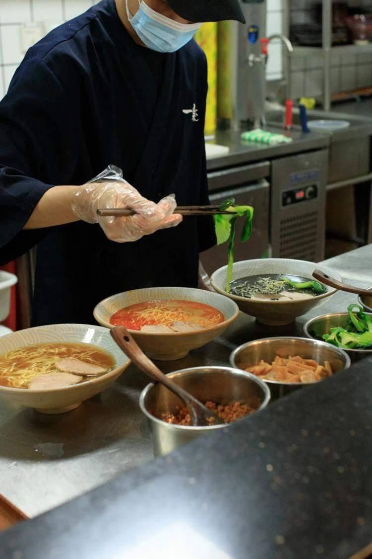 雞骨等多種食材一樂拉麵的湯底是湯是日式拉麵的靈魂湯,面和配料一碗