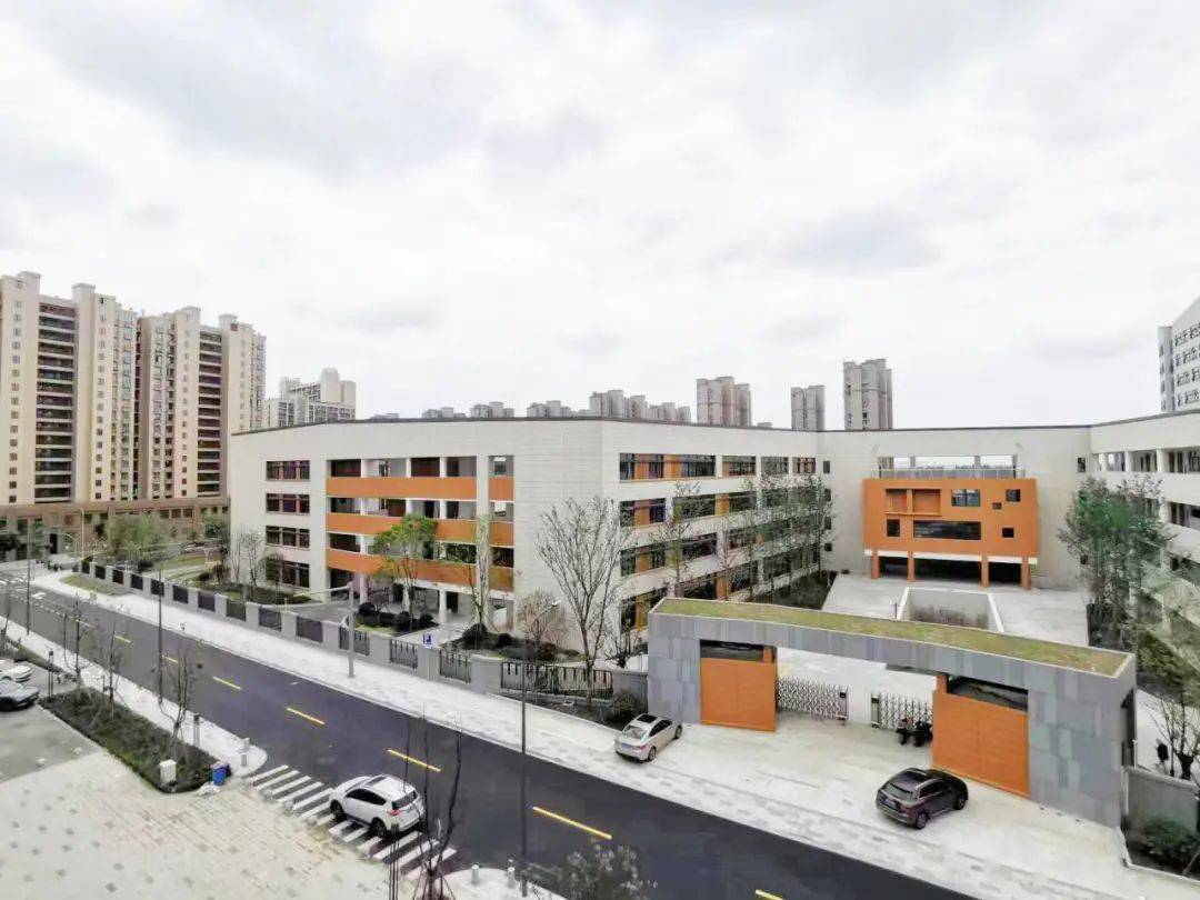 首南四小位于鄞州区首南街道石路头村(它山堰路与中惠路交会处),总