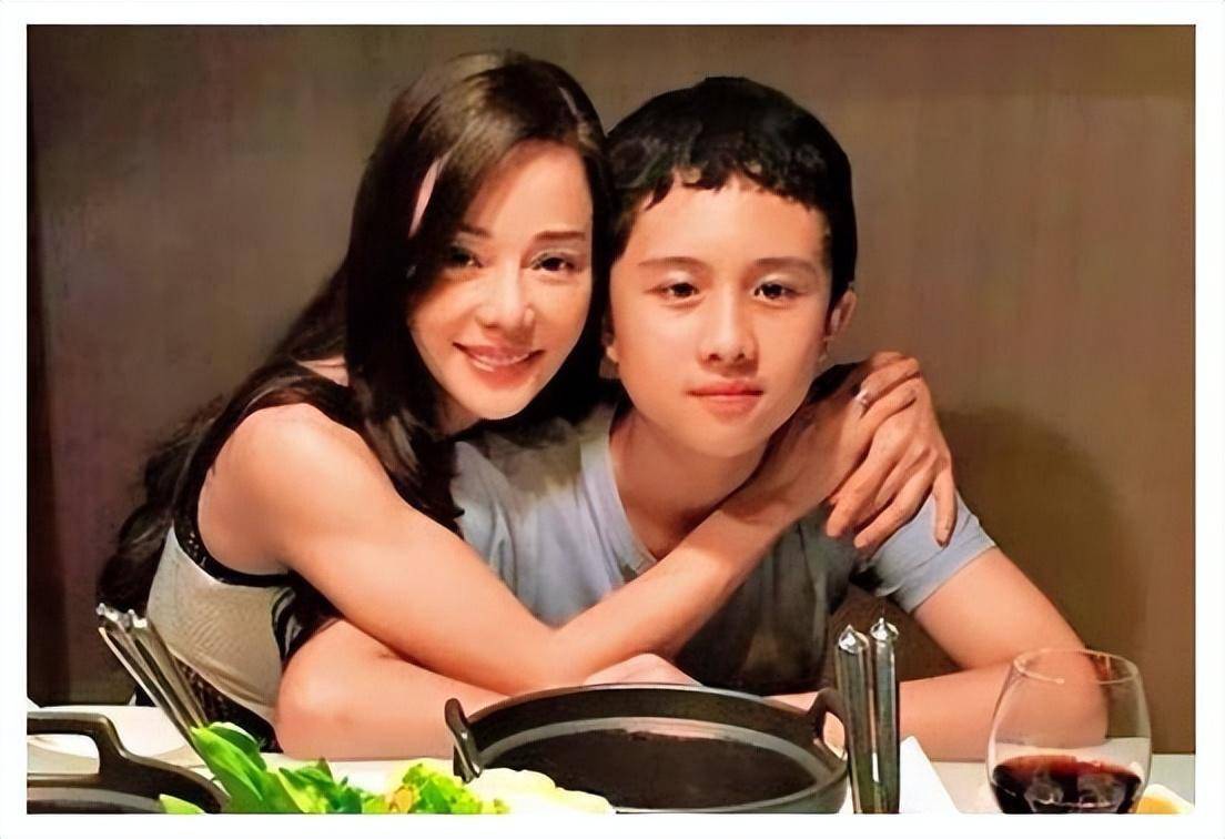 因为这也意味着,狄莺不得不从自己编织的"谎言"中清醒过来,孙安佐再也
