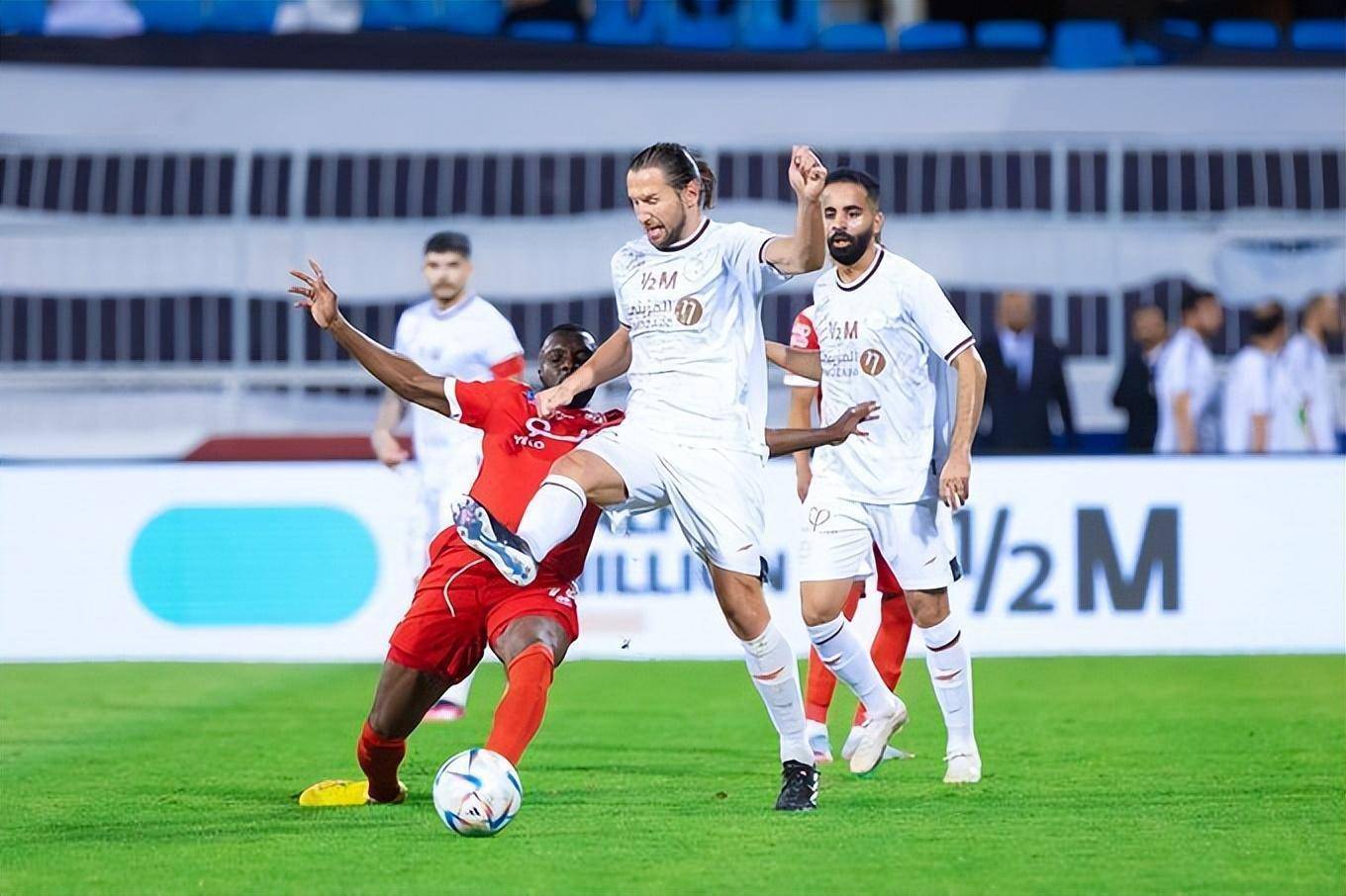 克雷霍维亚克利雅得胜利预计首发(4-3-3)门将:22-阿古斯丁·罗西后卫