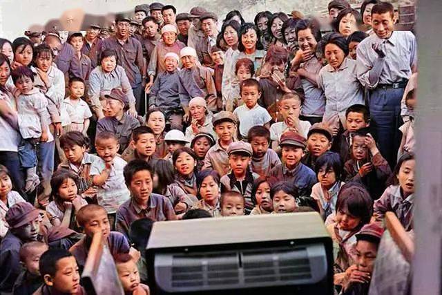26张80年代老照片,一堆人看一台电视,真是纯真质朴的年代