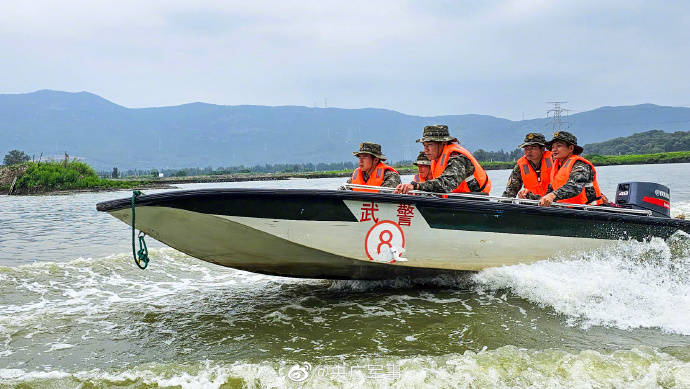 武警官兵展开冲锋舟训练_救援_李伟林_频道