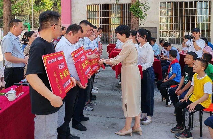 兴仁市在特殊教育学校开展"全国助残日"捐赠活动,副市长陈凤出席
