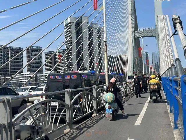 宜賓長江橋一年輕女子欲跳橋!萬幸的是……_網友_輕生_東西