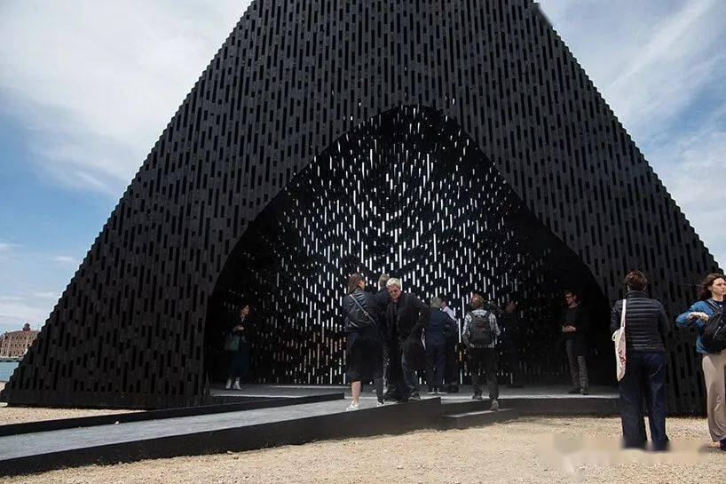 在2023年威尼斯建筑双年展上,著名的英国建筑师大卫·阿贾耶(david