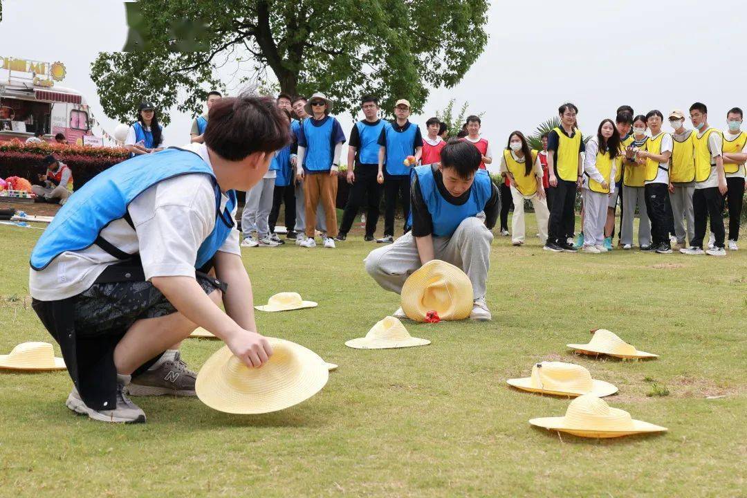 "水果连连看"主要考验团干们之间的默契,各队必须明确分工,翻找斗笠下