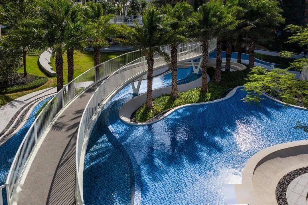 景观泛会所与水景遥相呼应,成为独属集美的流线艺术花园.