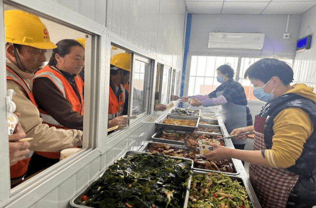 氛围建设,在工人集中居住区域,设置了蓝白相间的活动板房,并配备食堂