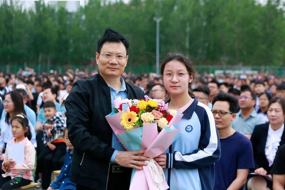 平邑一中城东校区举行高61级十八岁成人礼活动_青春_家长_祝福