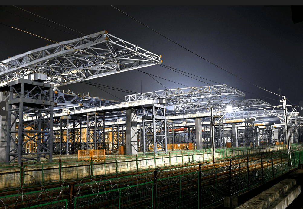 九江庐山站大型站改钢结构整体跨线首次顶推成功_建设集团_铁路_正在