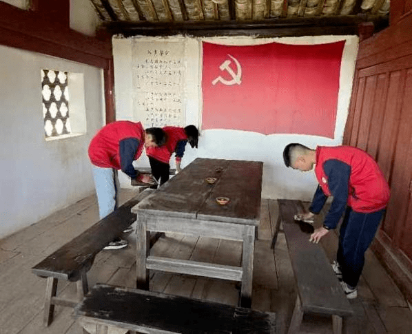 青研学 | 新平建兴中学开展"学习二十大 永远跟党走 奋进新征程"主题