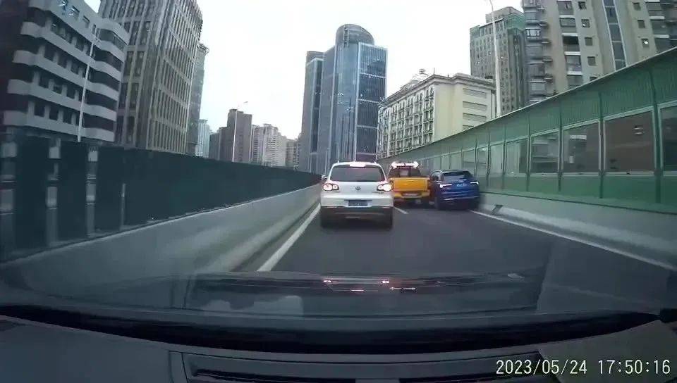 上海高架上惊现“史诗级”斗气车，差点坠桥！