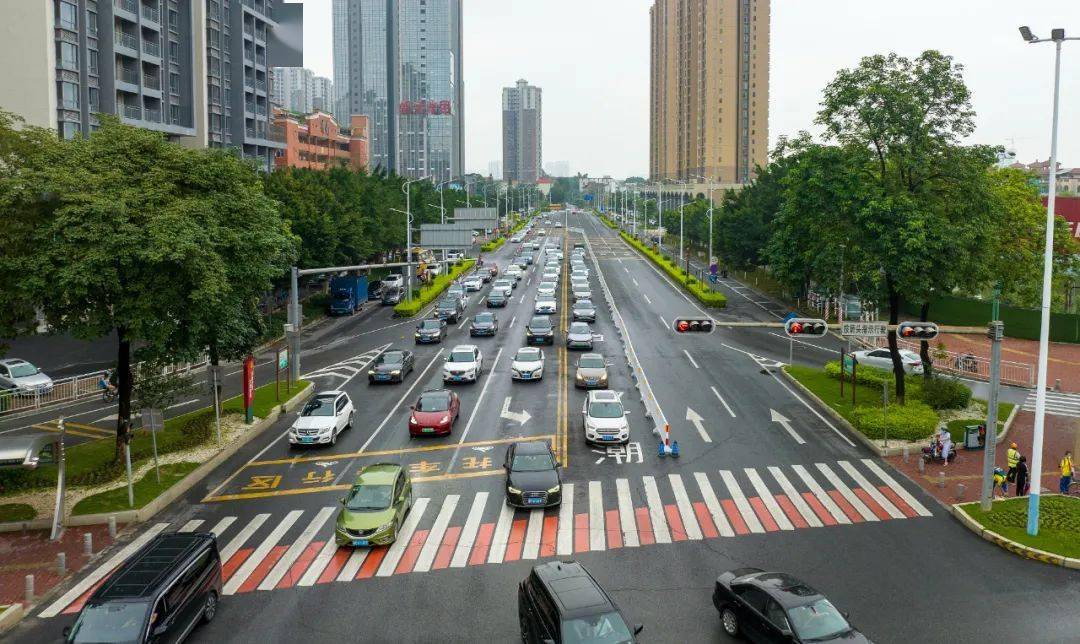 清远首条"潮汐车道"启用_车辆_高峰期_路段