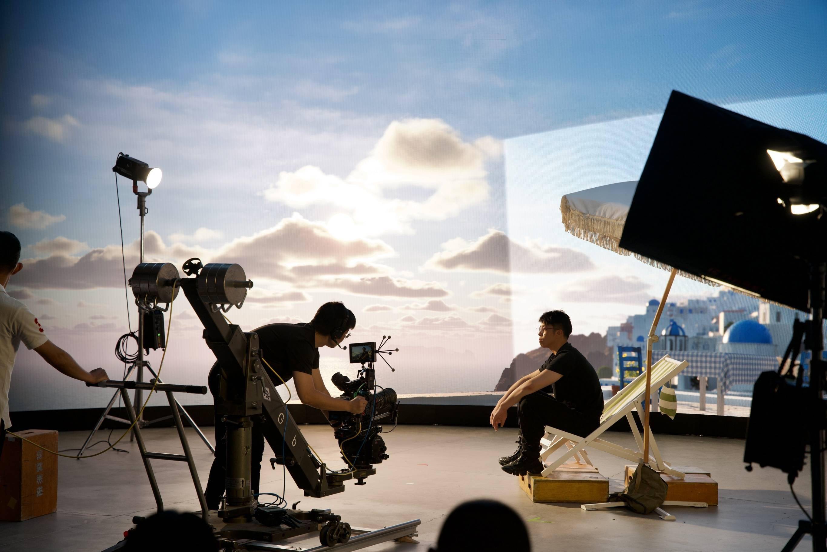 的调整:亮度最高能达到1800nit,显示效果几乎不受现场拍摄灯光的影响