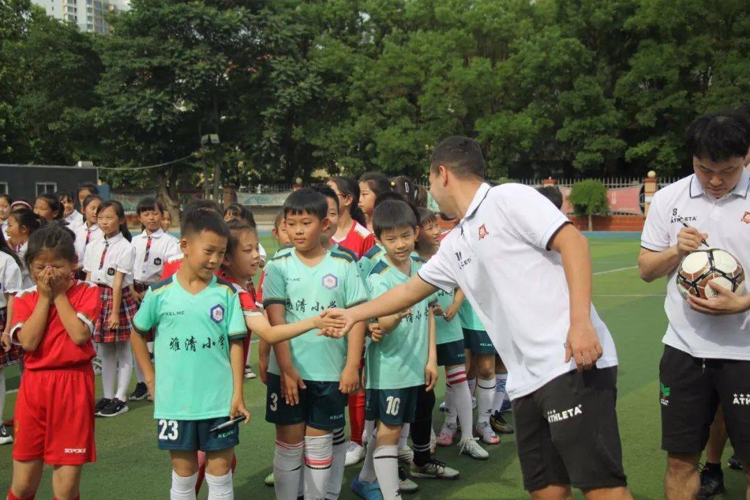 福美走进雅清小学 学生开学职业足球_石家庄_小球员_对抗赛