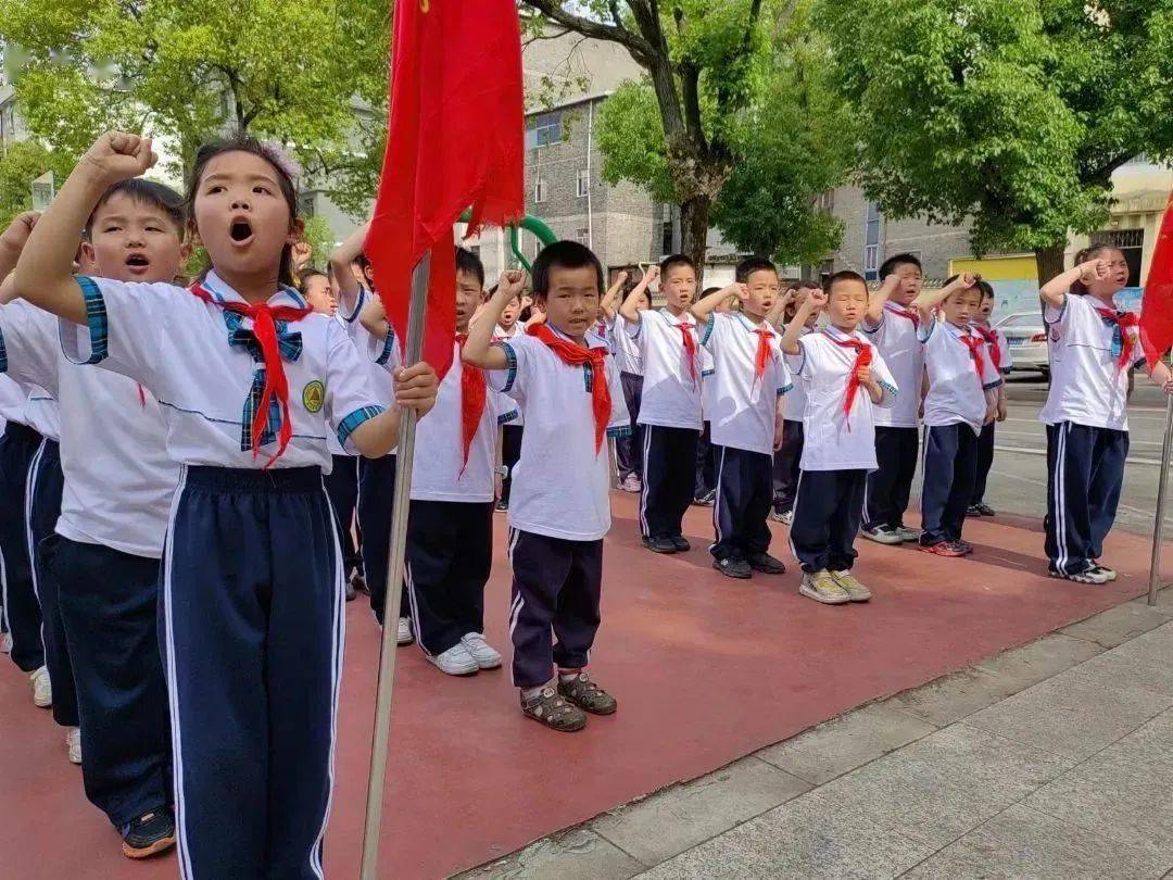 吉水县各小学开展分批入队仪式_少先队员_火炬_星星