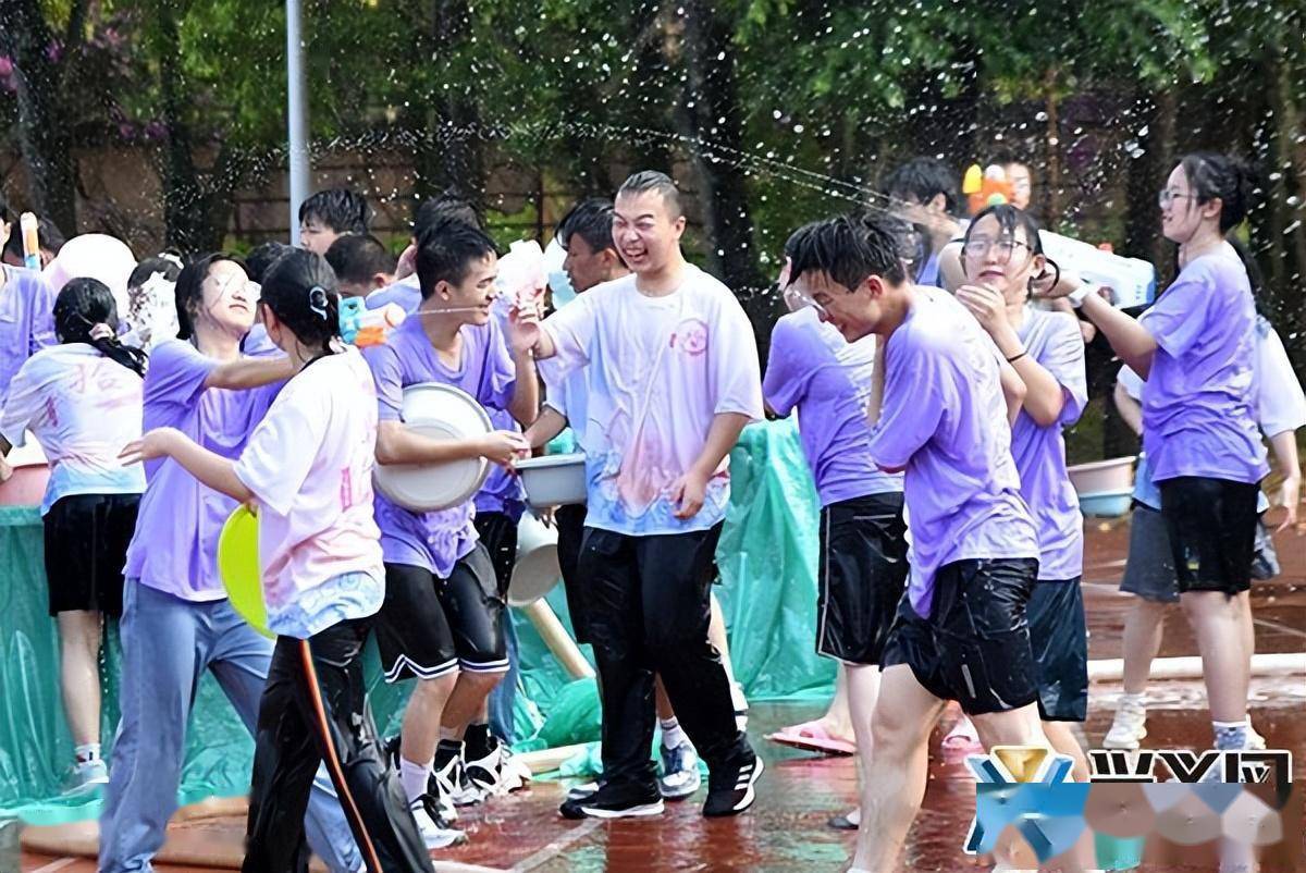 兴义八中举行第十一届高考减压泼水节活动_高三_师生_心态