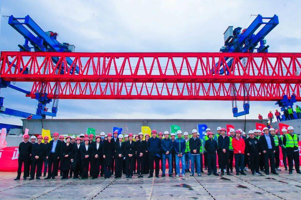 秦皇岛海螺岛跨海大桥首片预制管廊海上架设成功_施工_桥梁_设计的