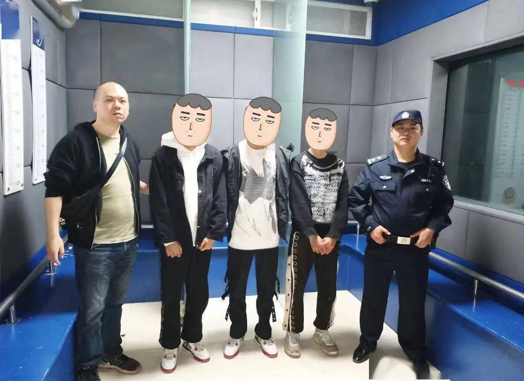 4,开江县公安局新宁派出所在日常巡逻中,在夜宵烧烤店抓获一名逃犯.