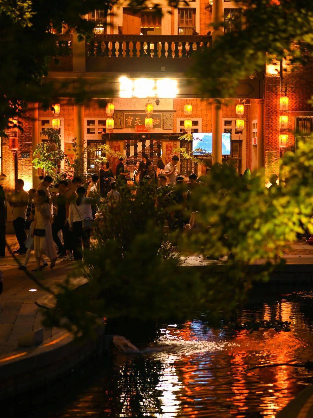 露天戏台承载着童年与乡愁夜晚戏台上是演员们的戏曲腔早晨广场上是