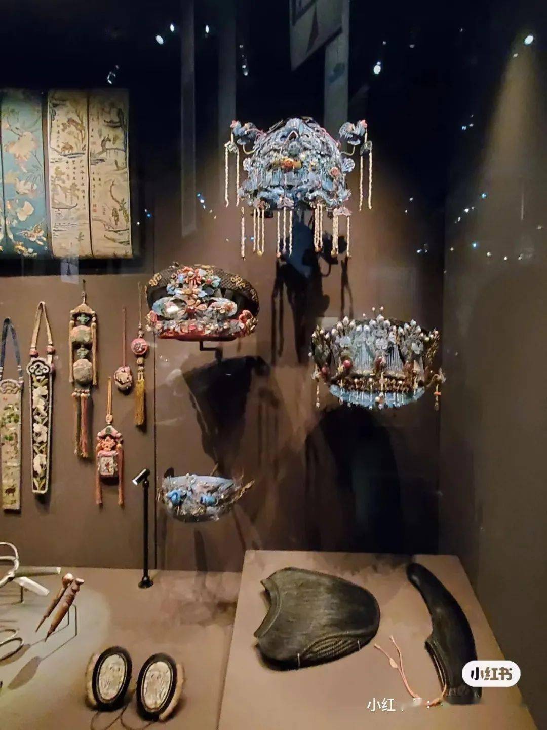 图源:大英博物馆官网并且这件蓑衣是在展览开始前,刚被大英博物馆的