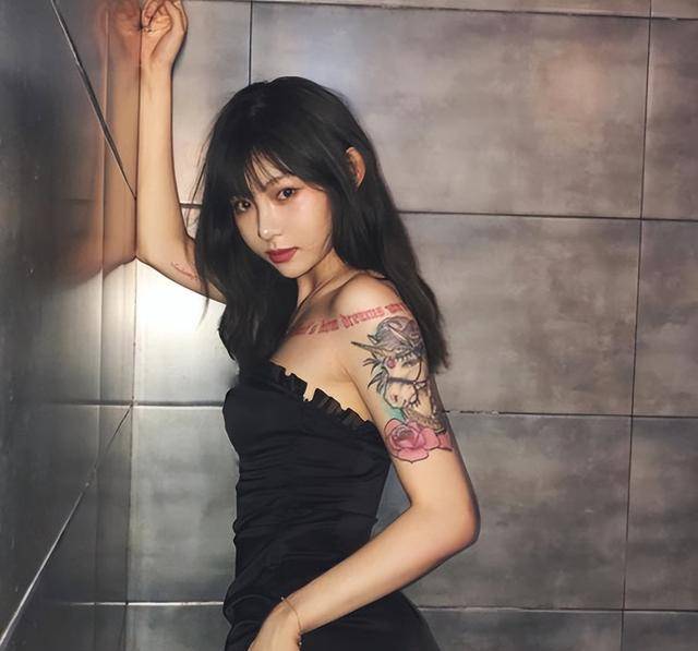 去年12月份的最后几天,千万粉丝网红痞幼官宣恋情