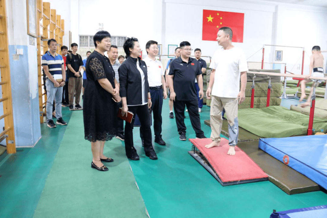 肖建钢等一行9人,实地走访南宁市体育运动学校,南宁吴数德举重学校