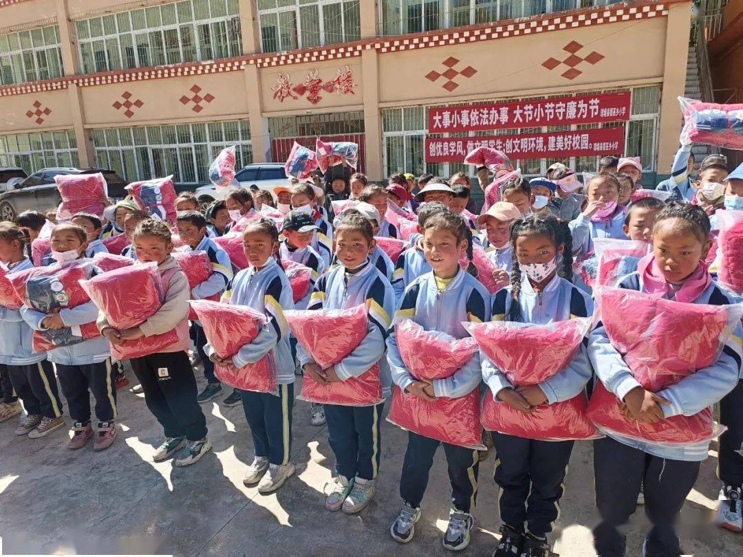 第76期助学项目:一微米暖阳计划 理塘县德巫乡小学校服发放_凭证_帽子