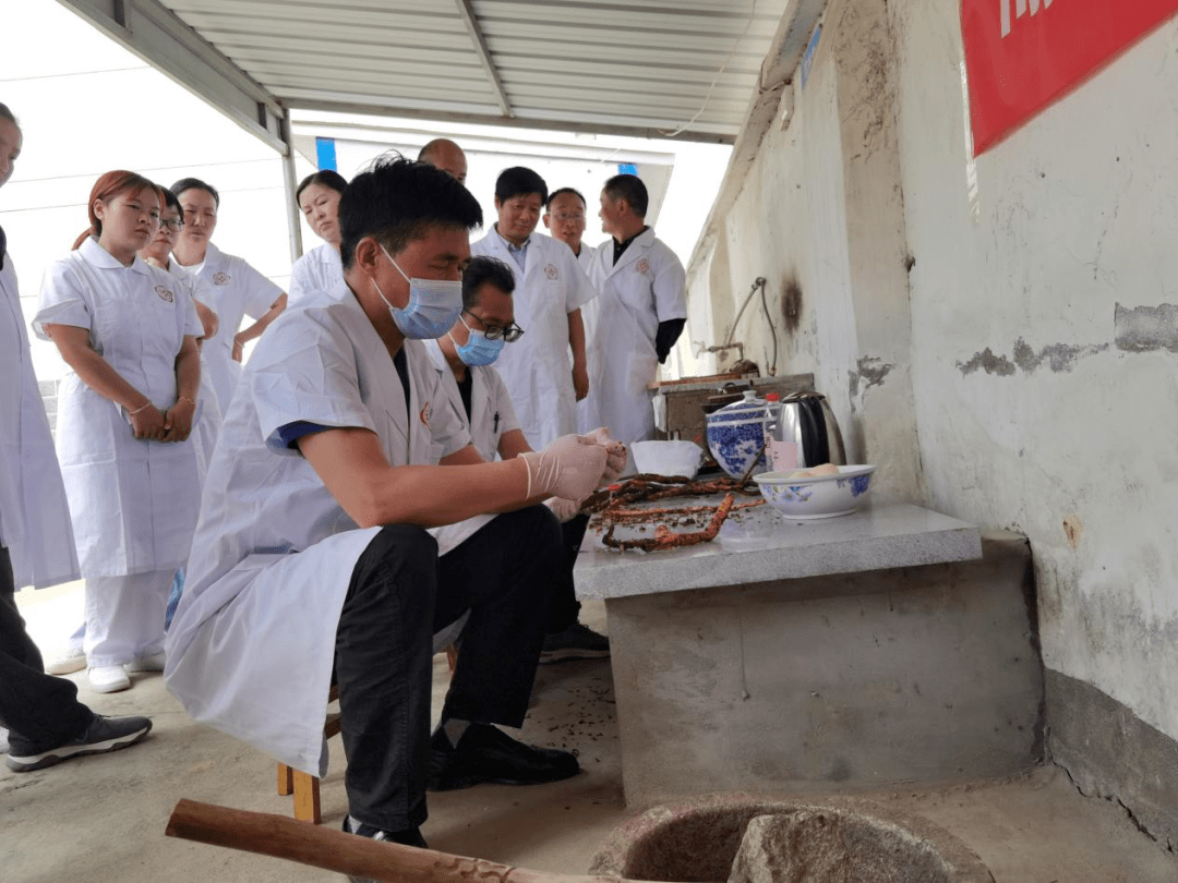 麻城市中医骨伤医院(歧亭镇卫生院)院长张建林,一边向医务人员展示