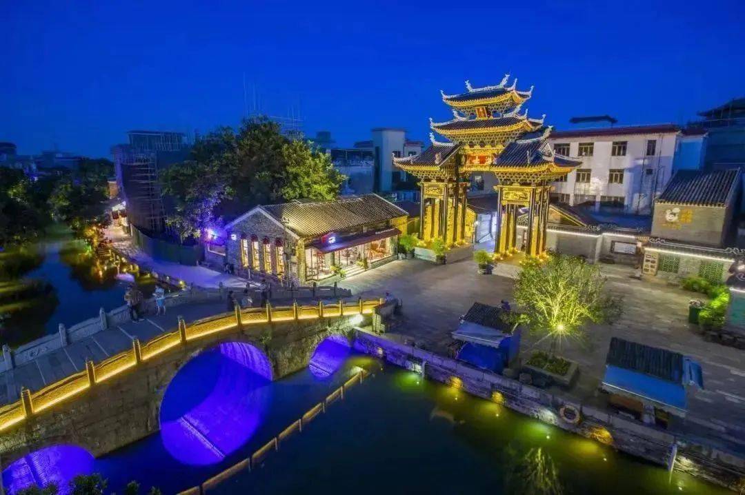 夜晚的逢简古村焕发出了新的生机,在静谧的夜晚,行走在石板古道上