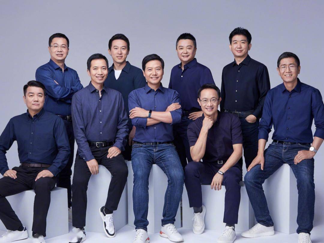 见过世面的中年男人,穿西服,衬衣都喜欢配牛仔裤,看雷军就知道_风格