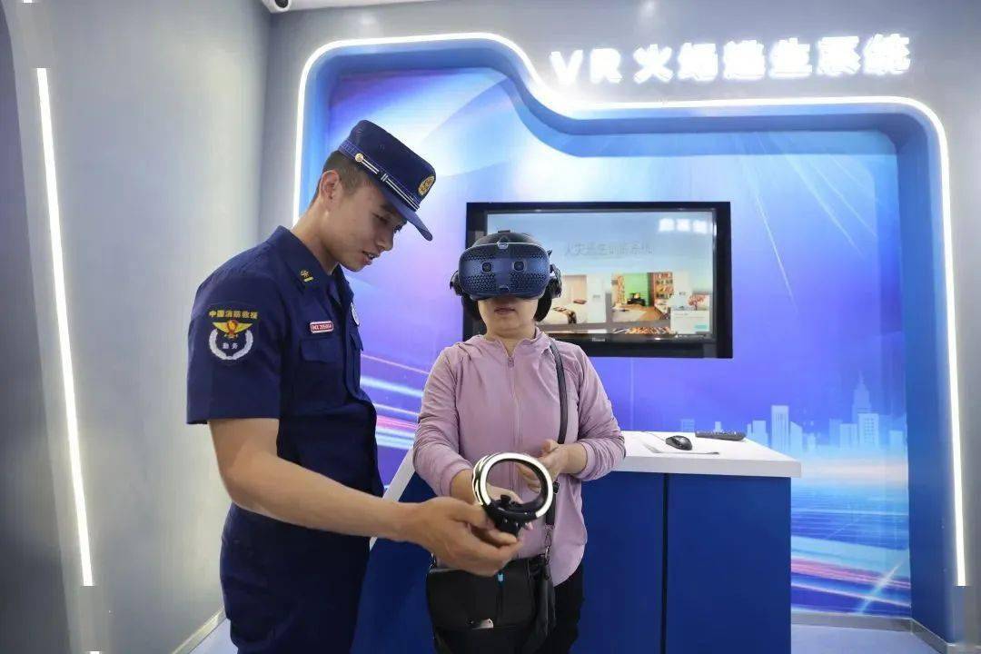 细致地把消防科技取得的成果讲给大家听蓝朋友通过消防科普活动实物展