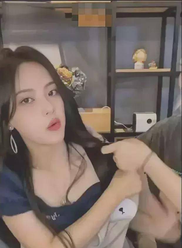 杨超越:直播发生意外走光露点!身材傲人真空上阵50秒视频疯传?