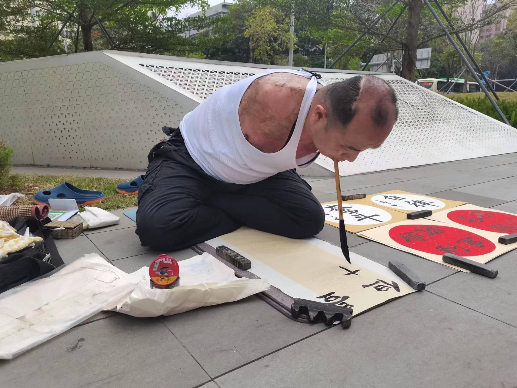 无臂父亲口衔毛笔书写励志人生_郭乙博_都会_深圳