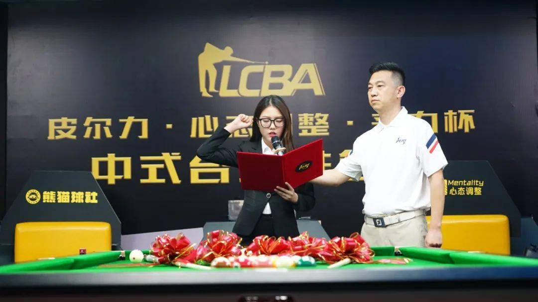 裁判员陈运运动员代表李铁刚代表全体运动员进行了宣誓.